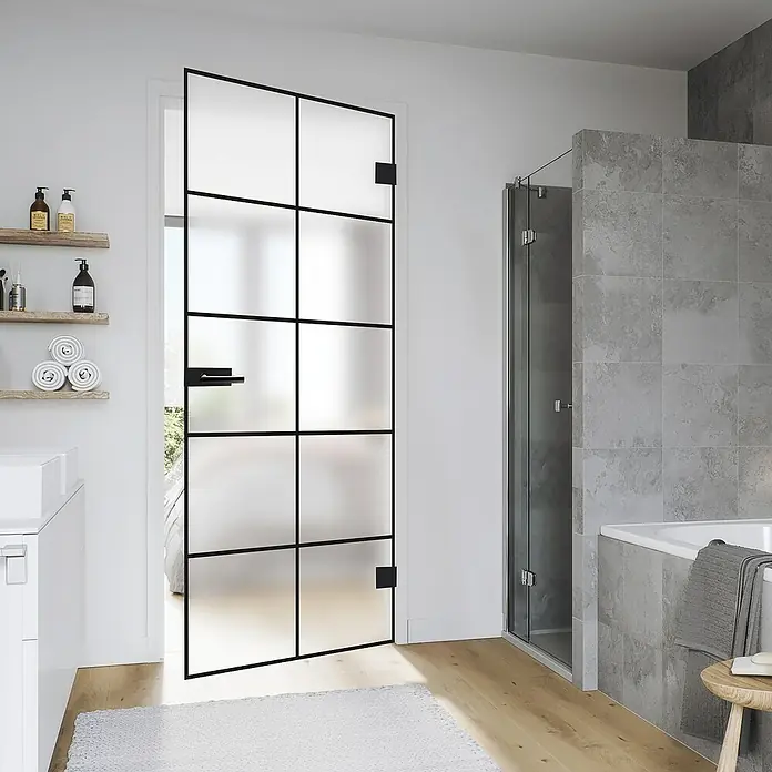 Diamond Doors Black Edition Glasdrehtür Loft - 834 x 1.972 mm, DIN Rechts, Milchglas - Das Bild zeigt eine stilvolle Badezimmertür mit schwarzem Rahmen und satiniertem Glas, die ein modernes Designelement in den Raum bringt.