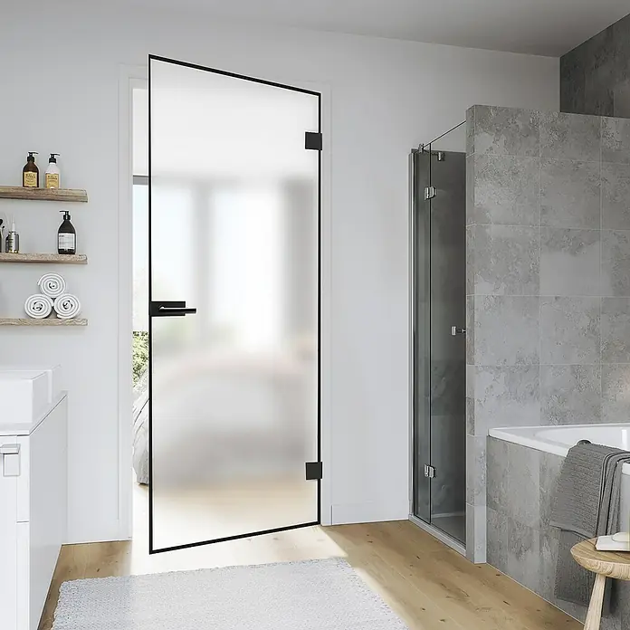 Diamond Doors Black Edition Glasdrehtür Edge - 834 x 1.972 mm, DIN Rechts, Milchglas - Elegante Badezimmeransicht mit einer modernen, rahmenlosen Duschkabine mit Milchglas und schwarzen Beschlägen.