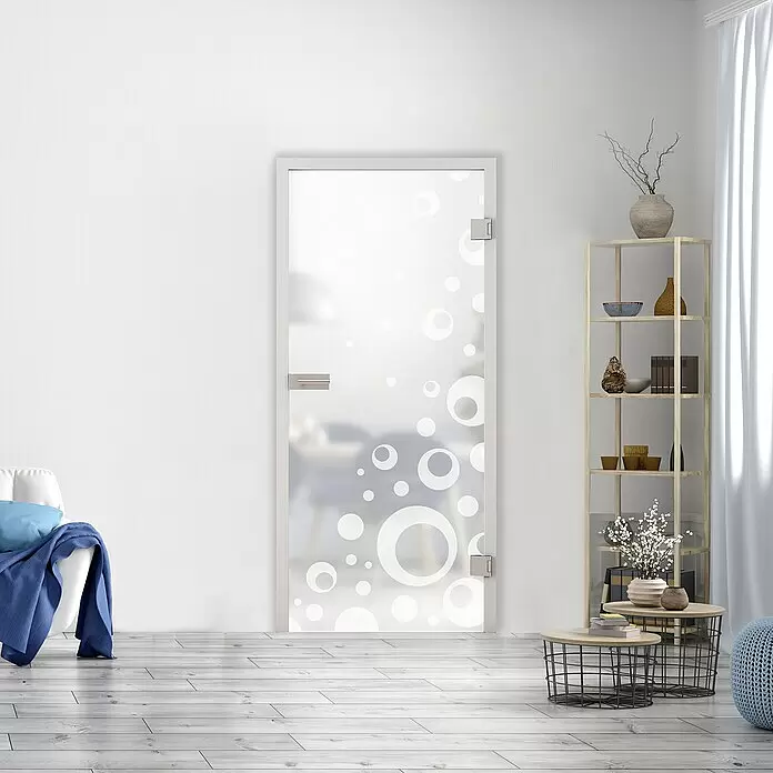 Diamond Doors Glasdrehtür 506 - 709 x 1.972 mm, DIN Anschlag: Rechts, Milchglas - Innentür aus Milchglas mit weißen Kreismustern und silbernen Beschlägen in einem modernen Wohnzimmer.