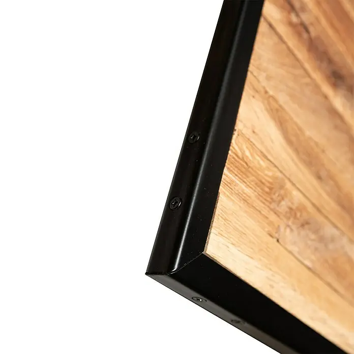 Kornik Holzschiebetür Industrial Eko - 93 x 206 cm, Eiche - Nahaufnahme einer Tischplatte aus hellem Holz mit einem schwarzen Metallrahmen, befestigt mit Schrauben, vor einem schwarzen Hintergrund.