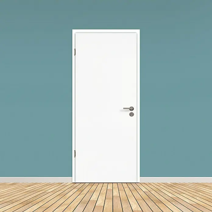 Kilsgaard Wohnungseingangstür Typ 52 SK1 KK3 - Klimaklasse nach RAL: III, 860 x 1.985 mm, DIN Anschlag: Links, Weiß lackiert, ähnlich RAL 9010 - Weiße Innentür mit silbernem Türgriff vor einer blaugrünen Wand und hellem Holzboden. Elegantes Design für moderne Wohnräume.