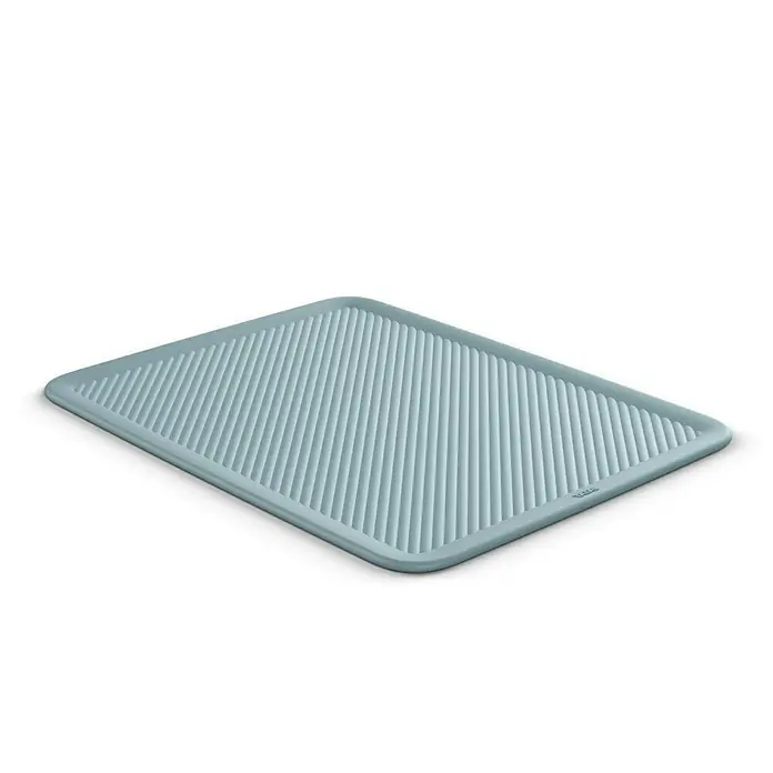 Tatay Baobab Tapa para cesta - 30 x 39 x 0,7 cm, Azul - Alfombrilla escurridora rectangular de plástico azul claro con estrías para secar platos sobre una superficie blanca.