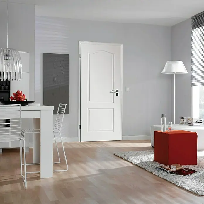 Kilsgaard Zimmertür 20/02-B - 610 x 1.985 mm, DIN Anschlag: Links, Weiß lackiert, ähnlich RAL 9010, Vollspan - Eine elegante weiße Innentür mit Paneelen. Das schlichte Design fügt sich nahtlos in moderne Wohnräume ein und bietet stilvolle Funktionalität.