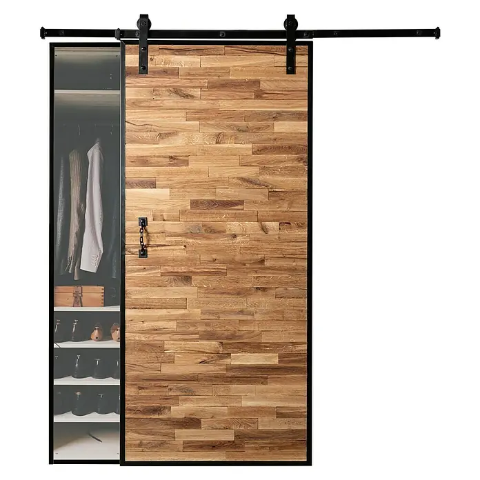 Kornik Holzschiebetür Industrial Eko - 93 x 206 cm, Eiche - Eine rustikale Schiebetür aus Holz mit Beschlägen im Scheunentor-Stil, die sich vor einem Kleiderschrank befindet und einen Hauch von Landhausstil verleiht.