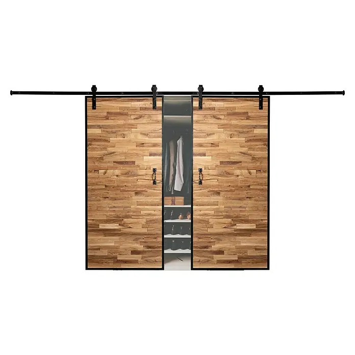 Kornik Holzschiebetür Industrial Eko - 93 x 206 cm, Eiche - Schiebetüren aus Holz mit schwarzer Schiene und Griffen, die einen Einbauschrank teilweise freigeben. Das Holzdesign ist rustikal und warm.