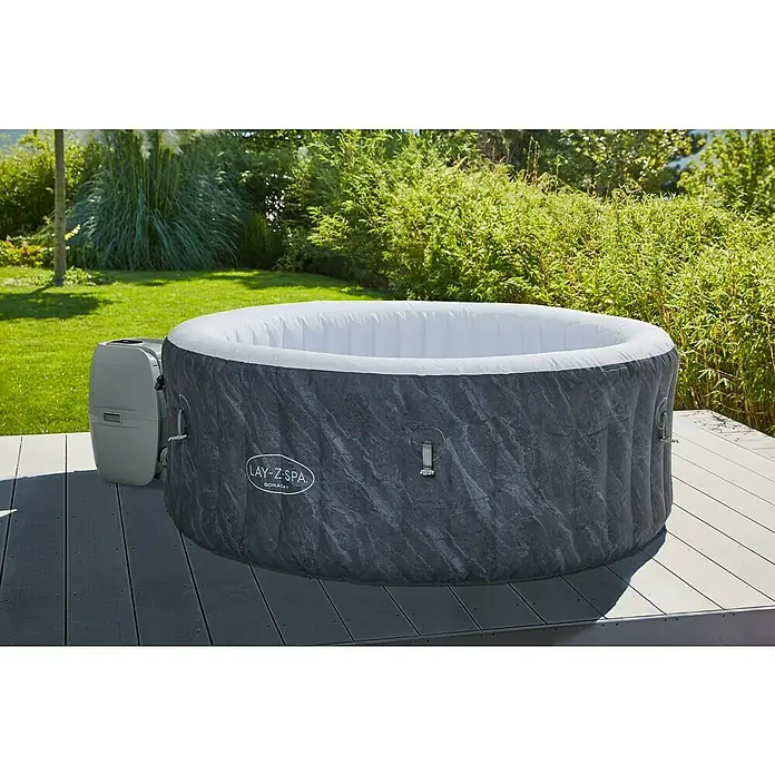 Bestway Lay-Z-Spa Mobil-Whirlpool Boracay Air Jet - Ø x H: 180 x 66 cm, Schwarz, 669 l - Der Lay-Z-Spa Boracay Whirlpool im Garten auf einer Holzterrasse. Der Pool ist grau und hat eine Marmoroptik.