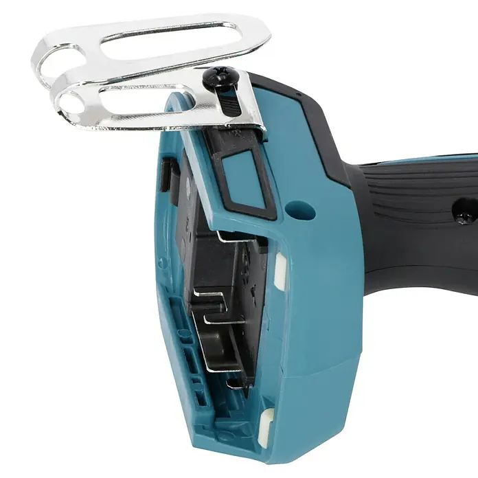 Makita LXT 18V Akku-Schlagbohrschrauber DHP484Z + Artikelnr. 33855482 hinzufügen* - 18 V, Ohne Akku, 54 Nm, Max. Schlagzahl: 30.000 /min - Detailaufnahme eines Akku-Schraubers mit geöffnetem Batteriefach und silbernem Gürtelclip.