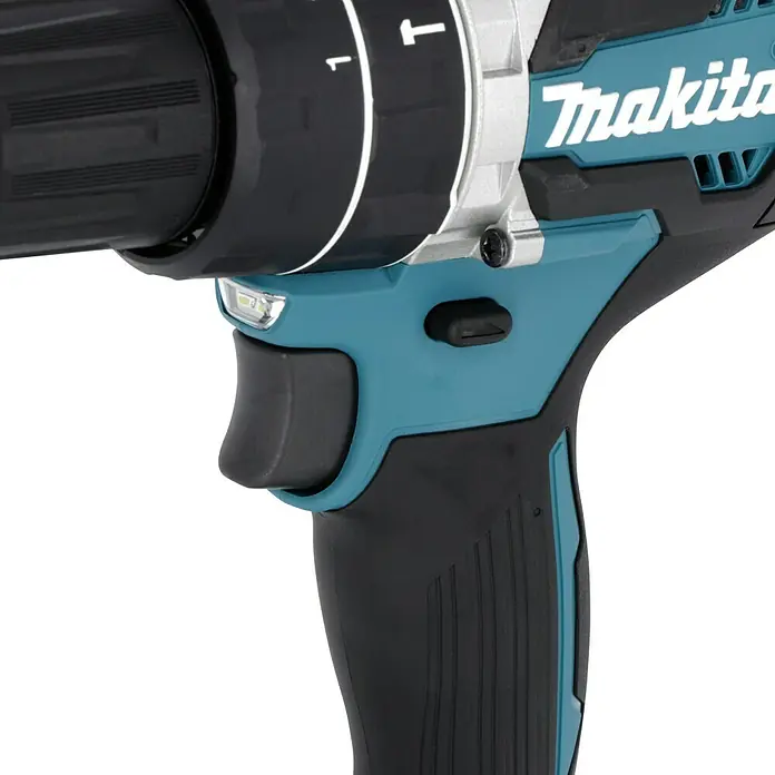 Makita LXT 18V Akku-Schlagbohrschrauber DHP484Z + Artikelnr. 33855482 hinzufügen* - 18 V, Ohne Akku, 54 Nm, Max. Schlagzahl: 30.000 /min - Nahaufnahme einer Makita Akku-Bohrmaschine, die Details wie Griff, Auslöser und Einstellring hervorhebt.