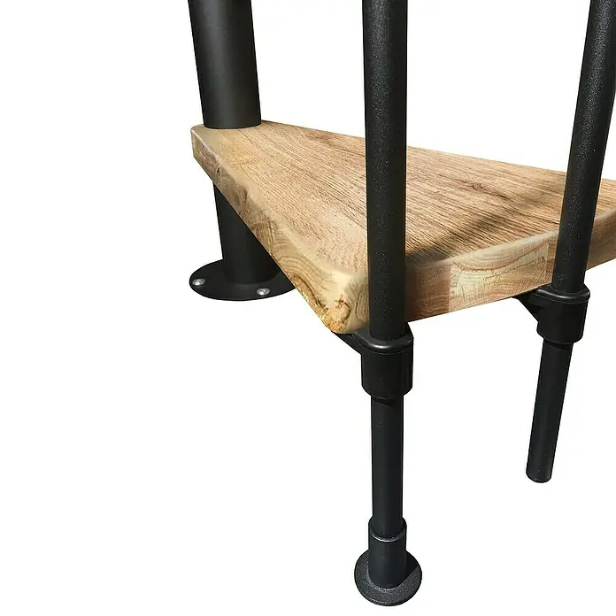 Atrium Spindeltreppe Novo - Farbton Metall: RAL 9005, Durchmesser: 140 cm, Eiche, Geschosshöhe: 271,4 cm - 313,5 cm - Nahaufnahme eines dekorativen, dreieckigen Wandregals mit Holzplatte und schwarzem Metallgestell, das rustikalen Charme versprüht.