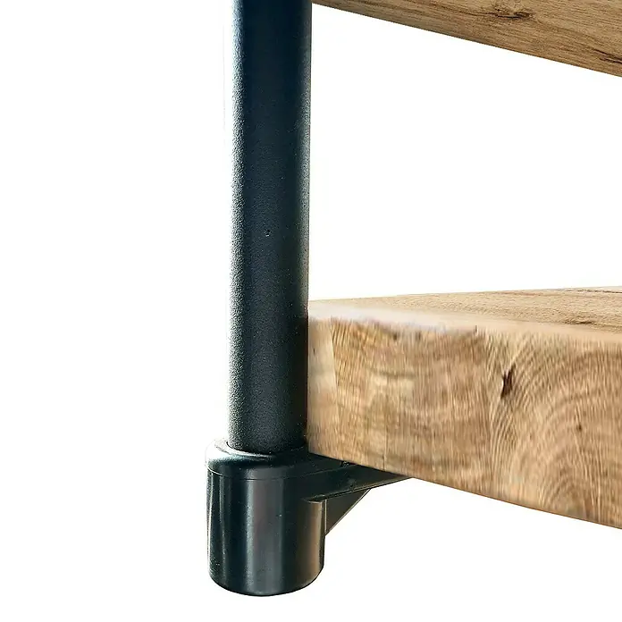 Atrium Spindeltreppe Novo - Farbton Metall: RAL 9005, Durchmesser: 140 cm, Eiche, Geschosshöhe: 271,4 cm - 313,5 cm - Nahaufnahme eines Regals mit einer Holzplatte und einer schwarzen Metallstütze. Perfekt für stilvolle Aufbewahrungslösungen.