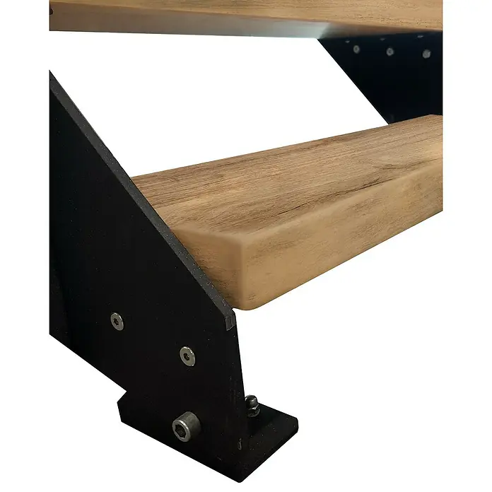 Atrium Wangentreppe Prosto - Farbton Metall: RAL 9005, Breite: 80 cm, Eiche, Geschosshöhe: 274,5 cm - 285 cm - Nahaufnahme von Holzstufen mit schwarzer Metallhalterung, die modernes Design und robuste Bauweise zeigt. Ideal für stilvolle Innenräume.