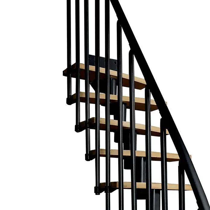 Atrium Raumspartreppe Mini Plus Vertical - Farbton Metall: RAL 9005, Breite: 60 cm, Eiche, Geschosshöhe: 222 cm - 300 cm - Ansicht einer Wendeltreppe mit Holzstufen und schwarzem Metallgeländer. Die Treppe wirkt modern und stilvoll.