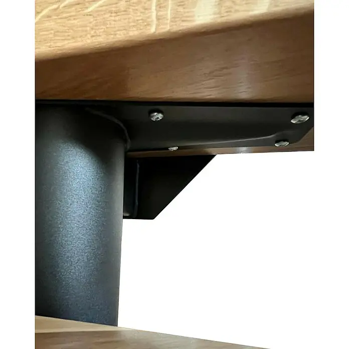 Atrium Mittelholmtreppe Dixi Plus - Farbton Metall: RAL 9005, Breite: 70 cm, Eiche, 1/4-gewendelt, Geschosshöhe: 222 cm - 300 cm - Detailansicht eines Tisches mit Holzplatte und einer Tischbeinbefestigung aus schwarzem Metall, die Stabilität und modernes Design vereint.