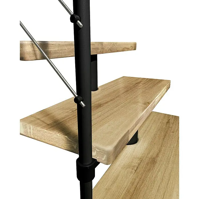 Atrium Mittelholmtreppe Dixi Plus - Farbton Metall: RAL 9005, Breite: 70 cm, Eiche, 1/4-gewendelt, Geschosshöhe: 222 cm - 300 cm - Aufnahme von Holzstufen mit einer schwarzen Spindel und silbernen Geländerstäben. Das Holz hat eine helle, natürliche Farbe.