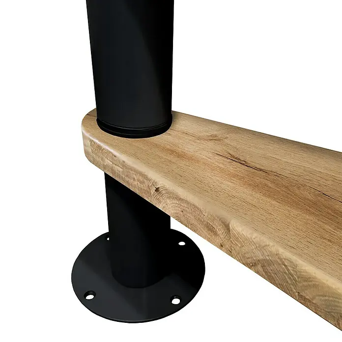 Atrium Spindeltreppe Novo - Farbton Metall: RAL 9005, Durchmesser: 140 cm, Eiche, Geschosshöhe: 271,4 cm - 313,5 cm - Detailaufnahme einer Treppenstufe aus hellem Holz mit schwarzer Metallhalterung. Das Design ist modern und minimalistisch gehalten.