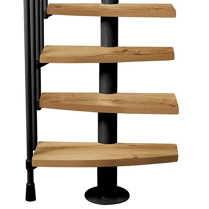 Atrium Raumspartreppe Mini Plus Vertical - Farbton Metall: RAL 9005, Breite: 60 cm, Eiche, Geschosshöhe: 222 cm - 300 cm - Detailaufnahme einer Wendeltreppe mit Holzstufen und schwarzem Metallgeländer. Die Treppe wirkt modern und platzsparend.