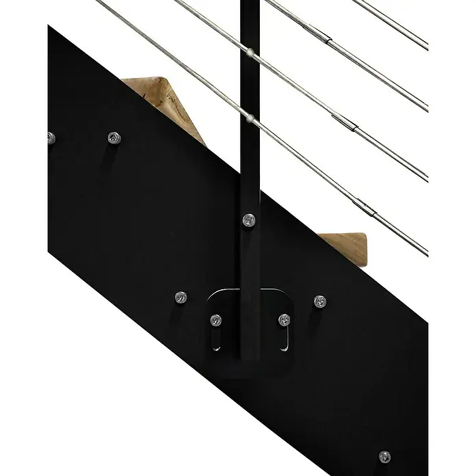 Atrium Wangentreppe Prosto - Farbton Metall: RAL 9005, Breite: 80 cm, Eiche, Geschosshöhe: 274,5 cm - 285 cm - Detailaufnahme einer modernen Treppe mit schwarzer Stahlkonstruktion und filigranen Edelstahlseilen.