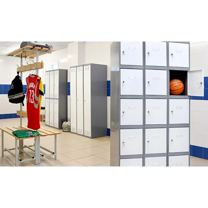 Simonrack Simonlocker Taquilla Single Adicional Desmontada - L x An x Al: 50 x 40 x 180 cm, Número de puertas: 1 ud., Antracita/Antracita - Vista de taquillas en un vestuario con equipamiento deportivo. Centrado en las taquillas metálicas blancas y grises con llave.