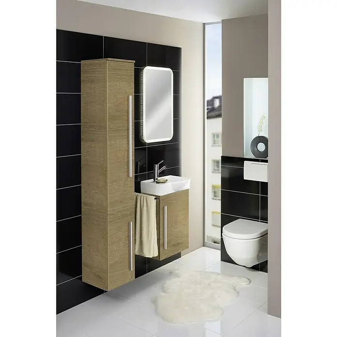 Camargue Stella K welcome Waschtischunterschrank - 44 x 24,3 x 60 cm, Berg Eiche - Ein modernes Badezimmer mit einem Waschtischunterschrank in Holzoptik, einem passenden Hochschrank und einem beleuchteten Spiegel.