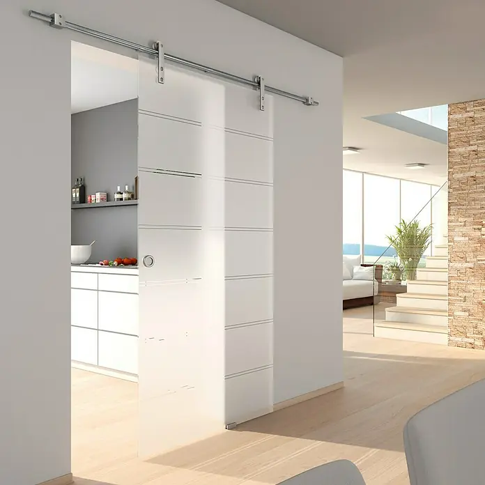 Diamond Doors Schiebetür-Komplettset Galaxy 2.0 - 935 x 2.058 mm, Einscheibensicherheitsglas (ESG) - Ein elegantes Glasschiebetür-System mit einem klaren Design, das eine moderne Küche von einem hellen Wohnbereich trennt.\n