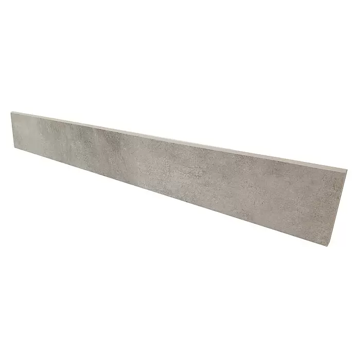 Sockelfliese Portland Ceniza - 8 x 66 cm, Grau, Matt - Lange graue Betonoptik-Fliesenleiste.