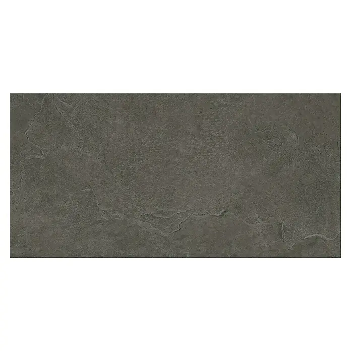 Feinsteinzeugfliese Ardezia - 29,8 x 59,8 cm, Graphite, Matt - Nahaufnahme einer dunklen Betonplatte mit subtilen Texturen und einem modernen, industriellen Look, ideal für elegante Innenräume.