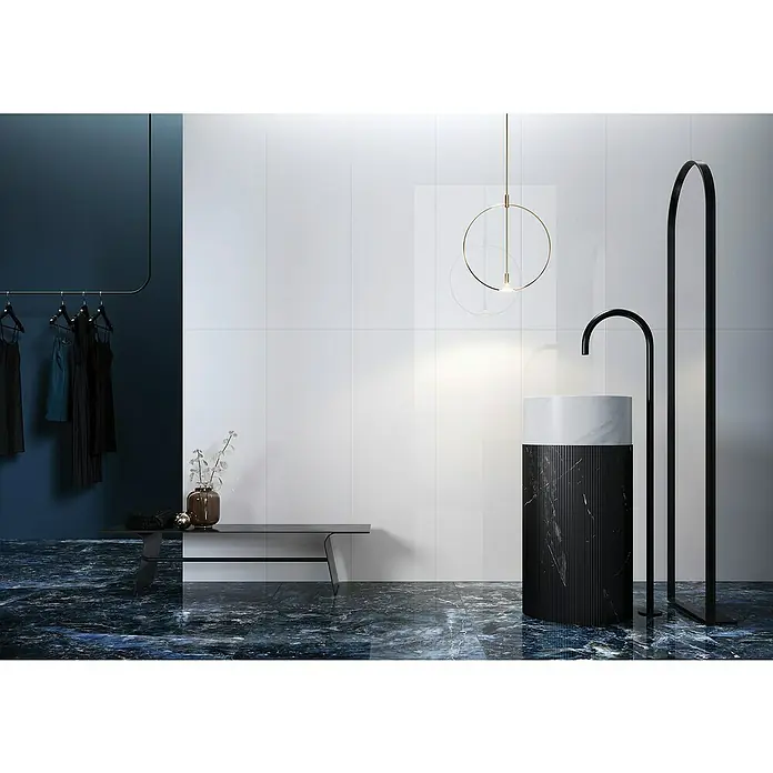 Wandfliese White Glossy40 x 120 cm, Weiß, Glänzend - Elegantes Badezimmer-Interieur mit einem modernen, freistehenden Waschbecken und minimalistischer Dekoration.