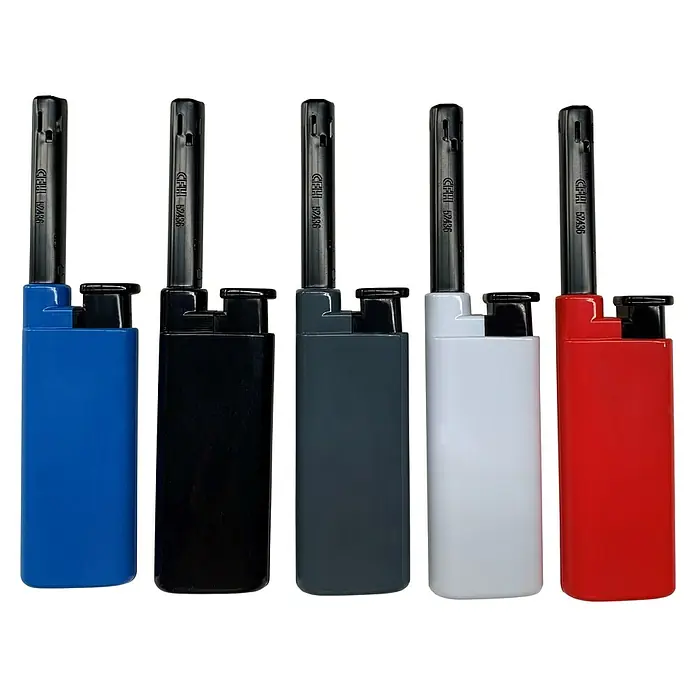 CFH Gasanzünder GA436 Mini - Piezo-Zündung, Rot - Eine bunte Reihe Stabfeuerzeuge in Blau, Schwarz, Grau, Weiß und Rot vor schwarzem Hintergrund.