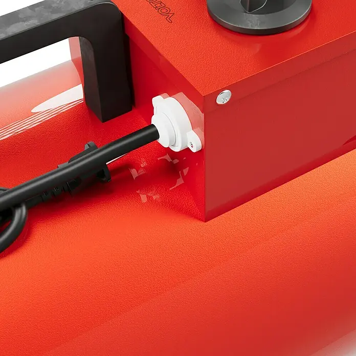Voltomat HEATING Bauheizer - Passend für: Raumgröße bis ca. 35 m², 1.000 W - 3.000 W, Nennspannung: 220 V - 240 V, Rot, IP24 - Nahaufnahme einer roten VOLTIX-Maschine mit schwarzem Kabel und weißem Stecker.