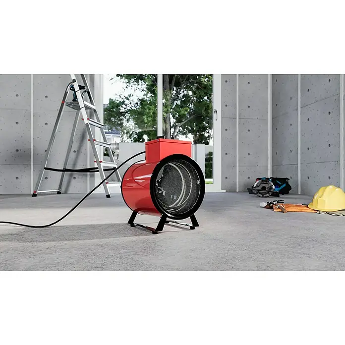 Voltomat HEATING Bauheizer - Passend für: Raumgröße bis ca. 35 m², 1.000 W - 3.000 W, Nennspannung: 220 V - 240 V, Rot, IP24 - Nahaufnahme eines roten Heizlüfters auf einem Betonboden mit Bauwerkzeugen und einer Leiter im Hintergrund.