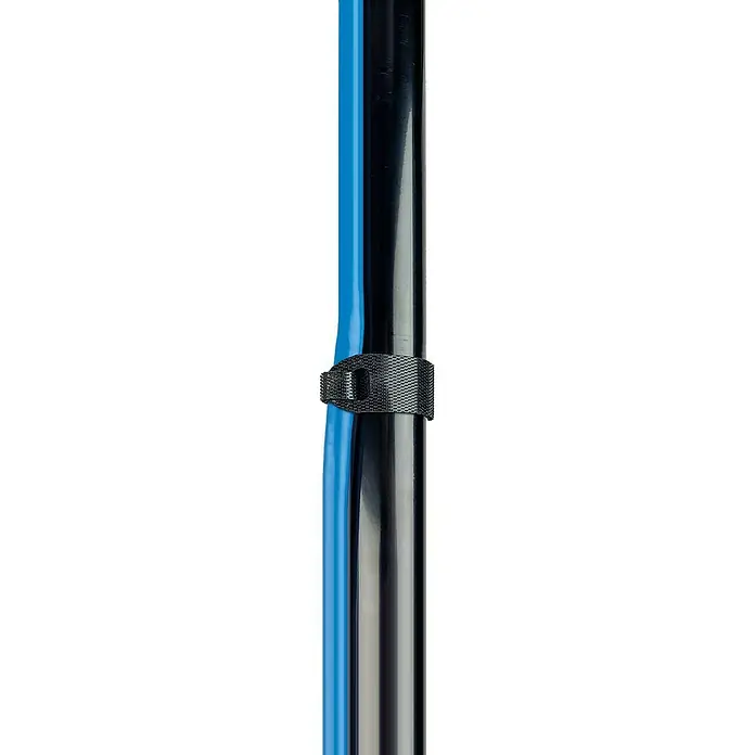 Schwaiger Klettbinder - L x B: 170 x 15 mm, Schwarz, 10 Stk. - Nahaufnahme einer schwarzen Schlauchschelle, die einen blauen Schlauch an einem schwarzen Rohr befestigt.