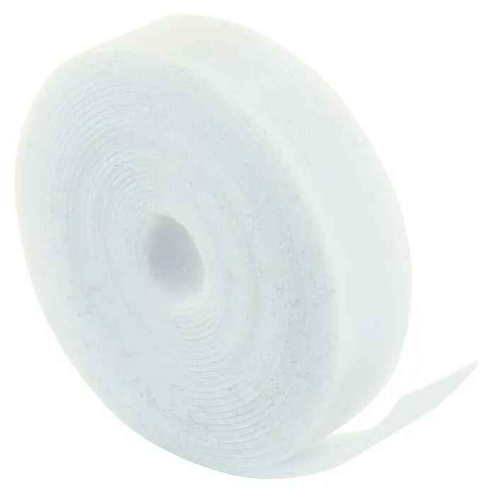 Schwaiger Klettband Rolle - L x B: 3 m x 15 mm, Weiß, Selbstklebend - Nahaufnahme einer Rolle weißen Flauschbandes, das sich abwickelt und die Textur und Funktionalität des Produkts zeigt.