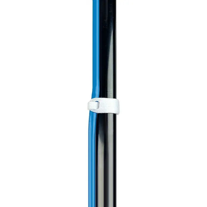 Schwaiger Klettbinder - L x B: 170 x 15 mm, Weiß, 10 Stk. - Nahaufnahme von zwei mit einem weißen Klettband zusammengebundenen Kabeln, die ein sauberes Kabelmanagement ermöglichen.