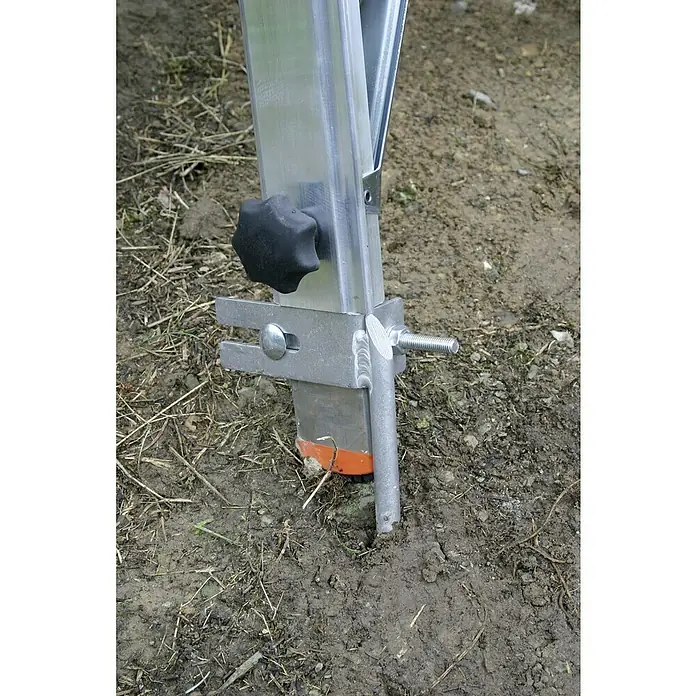 Krause Leiterspitzen-Set - Länge: 400 mm - Nahaufnahme der Nivellierfunktion eines silbernen Gerüstbeins, das auf unebenem, schmutzigen Boden steht.