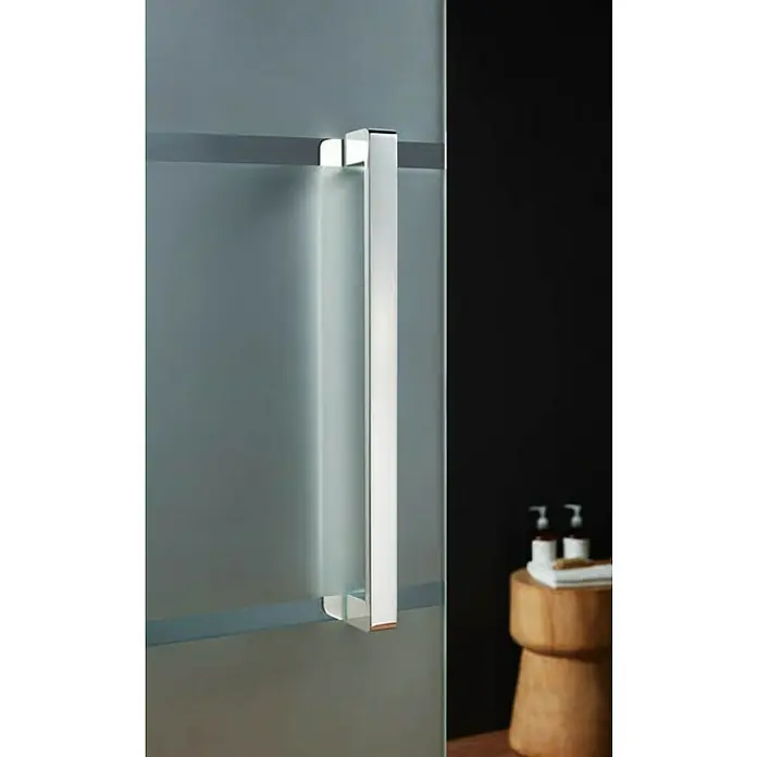 GME Puerta corredera de vidrio - 85 x 220 cm, Vidrio templado, Cromo - Primer plano de una manija moderna de acero inoxidable para puerta de ducha sobre vidrio esmerilado, acentuando un diseño elegante de baño.
