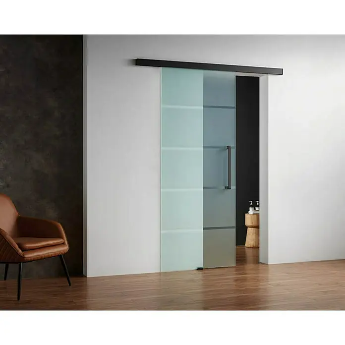 GME Puerta corredera de vidrio - 85 x 220 cm, Vidrio templado, Negro mate - Una moderna puerta corredera de vidrio con un asa elegante en una habitación estilosa. Perfecta para interiores contemporáneos y soluciones para ahorrar espacio.