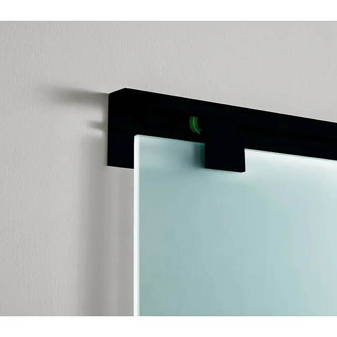 GME Puerta corredera de vidrio - 75 x 220 cm, Vidrio templado, Negro mate - Primer plano de una puerta corredera de vidrio con un marco negro fijado a una pared blanca.