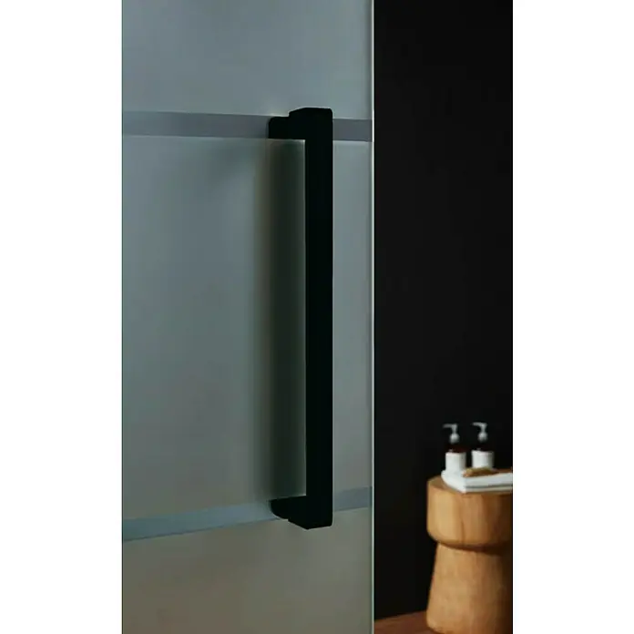GME Puerta corredera de vidrio - 75 x 220 cm, Vidrio templado, Negro mate - Primer plano de una puerta de vidrio esmerilado con una elegante manija de metal negro, que combina funcionalidad y diseño contemporáneo.