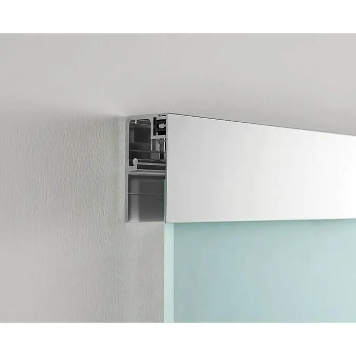 GME Puerta corredera de vidrio - 85 x 220 cm, Vidrio templado, Cromo - Primer plano de un moderno sistema de puertas correderas de aluminio con panel blanco y puerta azul claro, montado en la pared.