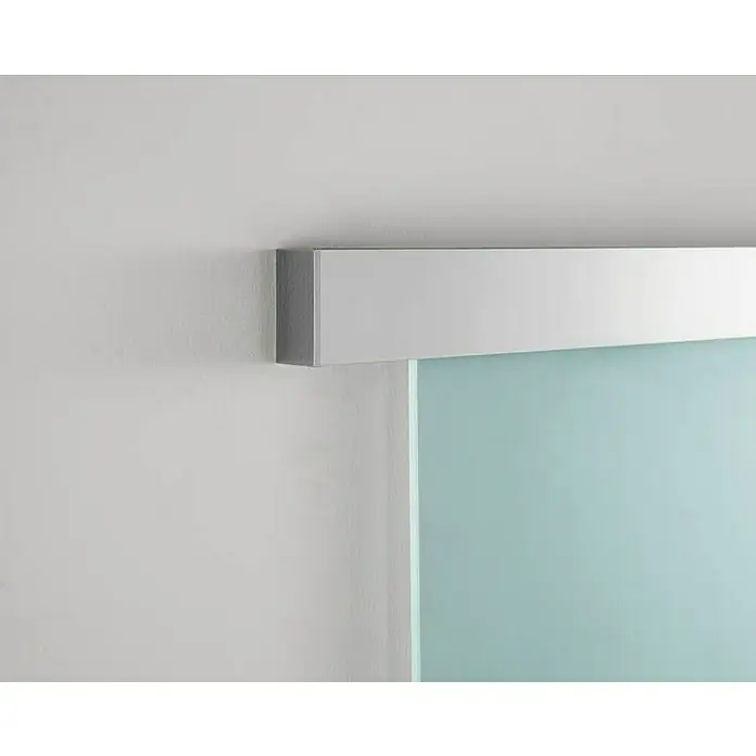 GME Puerta corredera de vidrio - 85 x 220 cm, Vidrio templado, Cromo - Vista detallada de una puerta corredera moderna con marco plateado y un panel de vidrio azul claro sobre una pared blanca.