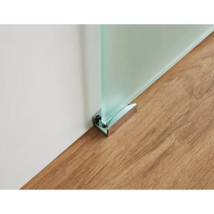 GME Puerta corredera de vidrio - 85 x 220 cm, Vidrio templado, Cromo - Primer plano de un panel de vidrio fijado a un suelo de madera con un soporte cromado, destacando su fabricación de alta calidad.
