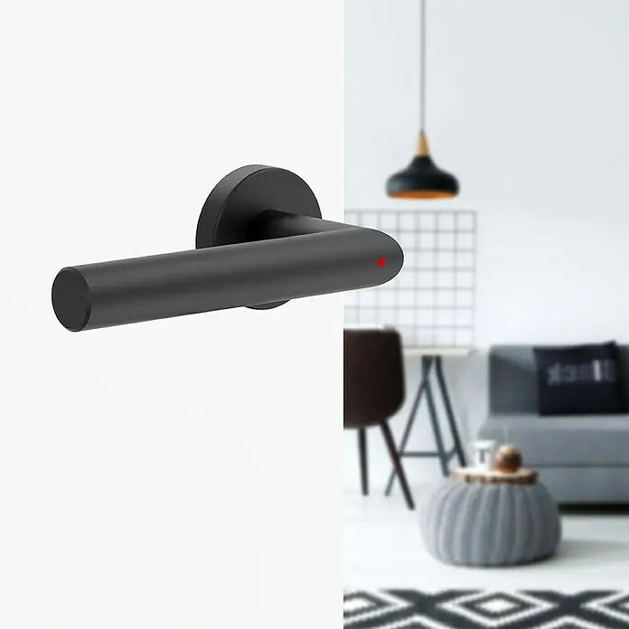 Diamond Doors Zimmertürgarnitur L-Form Premium Smart2Lock rechts - Stärke Tür: 38 mm - 45 mm, L-Form, Schwarz, DIN Anschlag: Rechts, Passend für: Türen ohne Schlüssellochbohrung, Türen mit Schlüssellochbohrung benötigen zusätzlich eine Blindrosette - Nahaufnahme eines modernen, mattschwarzen Türgriffs mit einem roten Punkt als Designakzent, der Eleganz und zeitgenössische Ästhetik vereint.