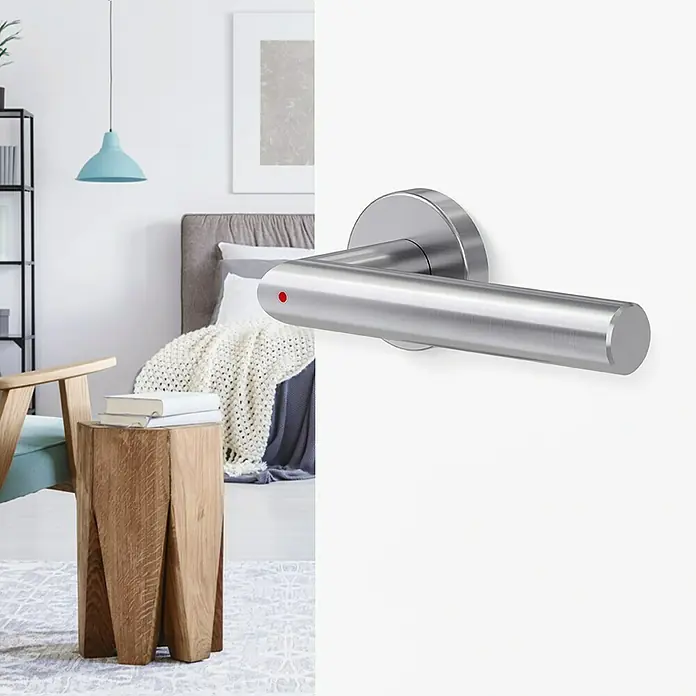 Diamond Doors Zimmertürgarnitur L-Form Premium Smart2Lock links - Stärke Tür: 38 mm - 45 mm, L-Form, Edelstahl matt, DIN Anschlag: Links, Passend für: Türen ohne Schlüssellochbohrung, Türen mit Schlüssellochbohrung benötigen zusätzlich eine Blindrosette - Nahaufnahme eines modernen Türgriffs aus Edelstahl mit einer roten Anzeige, die an einer weißen Tür befestigt ist.