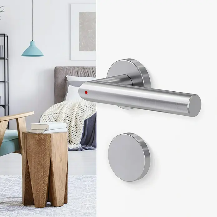 Diamond Doors Blindrosette - Durchmesser Rosette: 51 mm, Edelstahl matt - Nahaufnahme eines modernen Türdrückers aus Edelstahl mit rotem Punkt, montiert an einer weißen Tür.