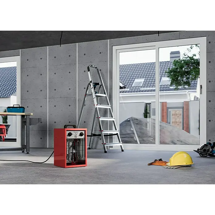 Voltomat HEATING Bauheizer - Passend für: Raumgröße bis ca. 25 m², 1.000 W - 3.000 W, Nennspannung: 220 V - 240 V, Rot, IP24 - Innenaufnahme eines roten Heizlüfters, einer Leiter und Werkzeugen in einem Raum, der im Bau zu sein scheint.