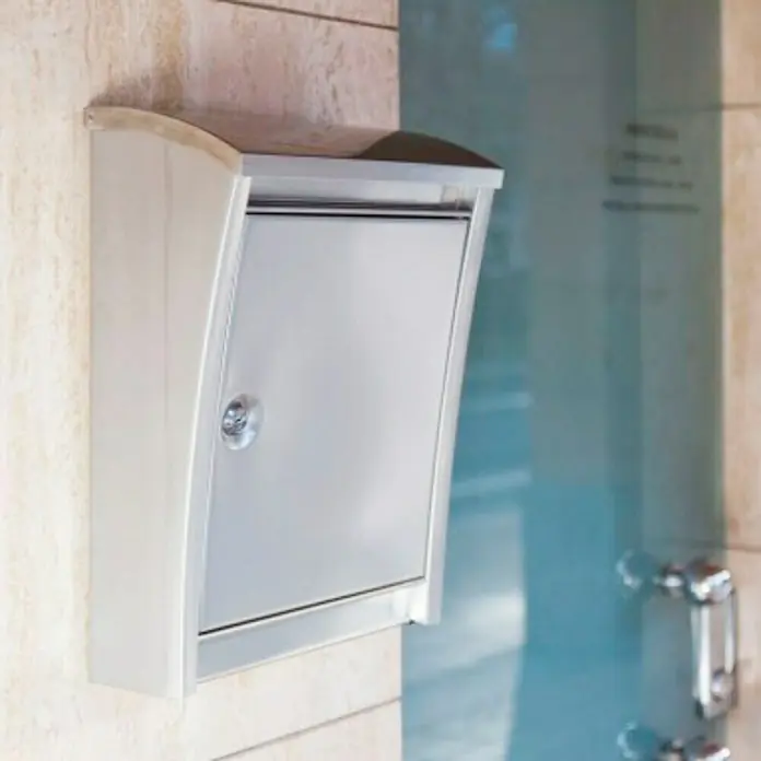Arregui Buzón de pared Urban E-5907 - L x An x Al: 31 x 15 x 40,5 cm, Plateado, Acero inoxidable - Un buzón plateado moderno montado en una pared, ideal para cartas y paquetes pequeños. El diseño es simple y elegante.