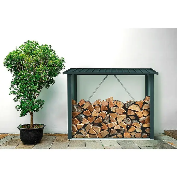 Floraworld Kaminholzregal - 163 x 89 x 154 cm, Stahl, Anthrazit - Brennholzunterstand aus Metall, voll mit Holzscheiten, neben einem Baum im Topf. Praktisch für die Lagerung und Aufbewahrung von Brennholz.