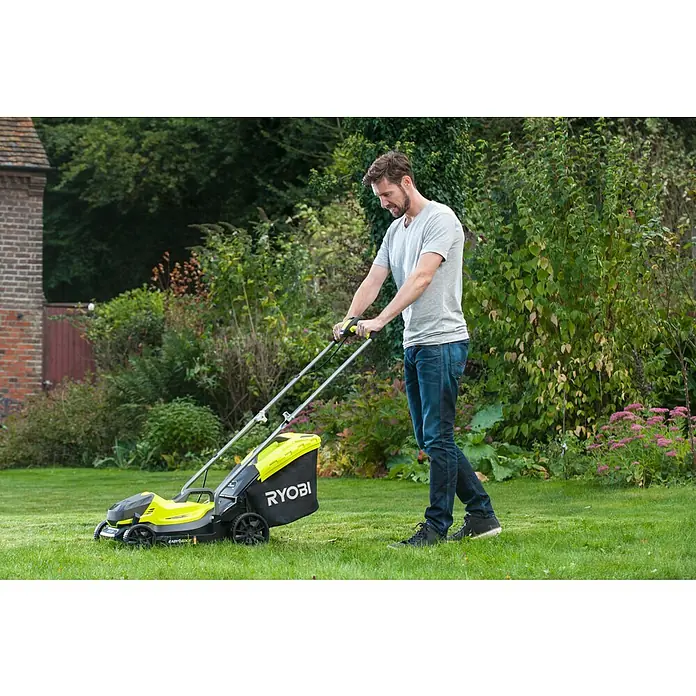 Ryobi ONE+ Akku-Rasenmäher-Set Kombo-Kit RLM1833BLT1825M mit Akku-Rasentrimmer - 1 Akku, 4 Ah - Mann mäht Rasen mit einem Ryobi Rasenmäher. Der Rasenmäher ist gelb und schwarz und hat einen Grasfangsack.