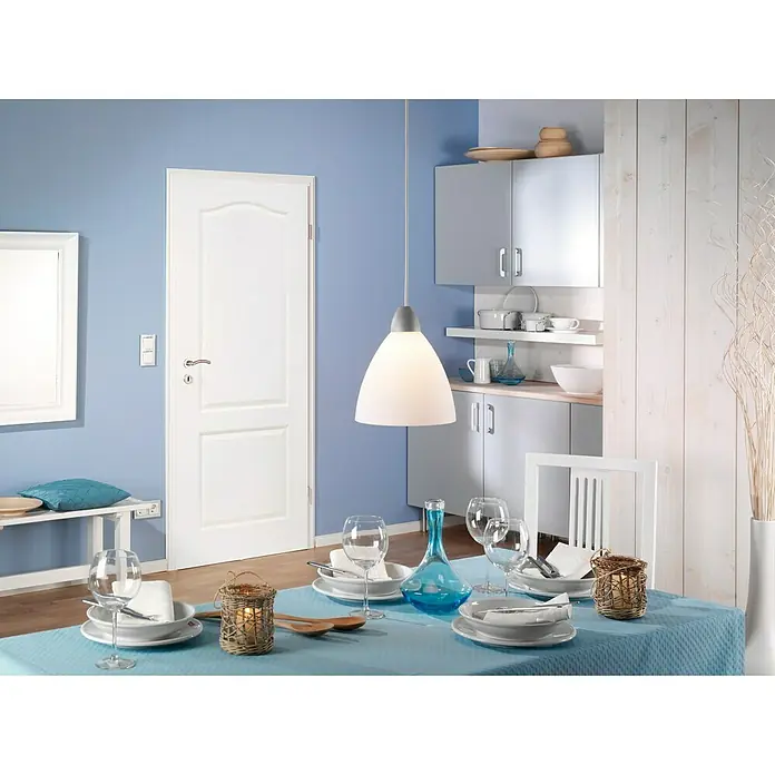Kilsgaard Zimmertür 20/02-B - 735 x 1.985 mm, DIN Anschlag: Rechts, Weiß lackiert, ähnlich RAL 9010, Vollspan - Ein Esszimmer mit einem eleganten Esstisch, der mit feinem Geschirr und einer stilvollen Pendelleuchte dekoriert ist, lädt zum Verweilen ein.