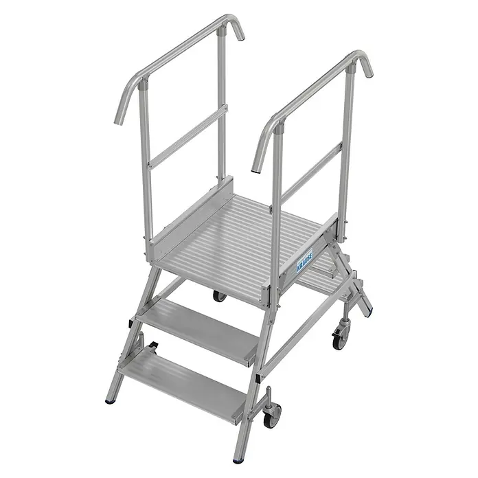 Krause Stabilo Podestleiter - Arbeitshöhe: 2,75 m, Anzahl Tritte: 6 Stk., Aluminium - Das Bild zeigt eine mobile Krause Treppe mit Handlauf. Die Treppe ist aus robustem Aluminium gefertigt und hat Rollen für einfachen Transport.
